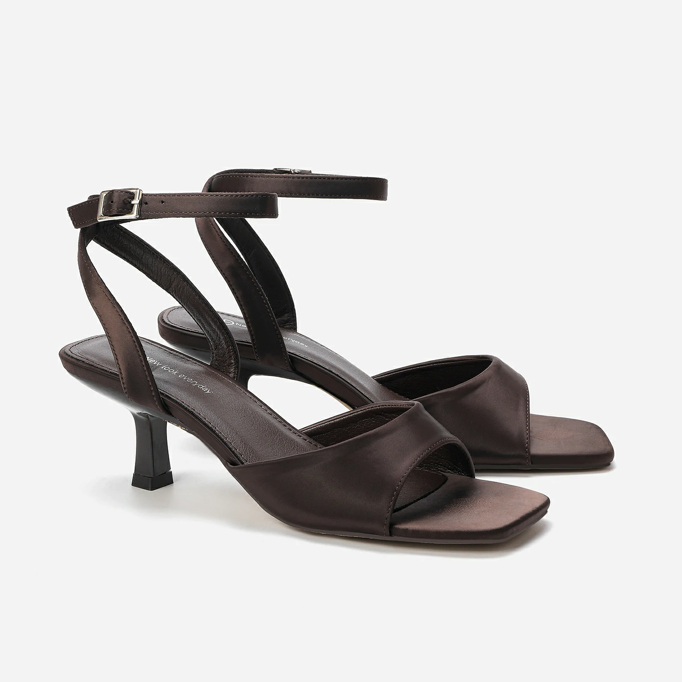 סנדל עקב חום 37